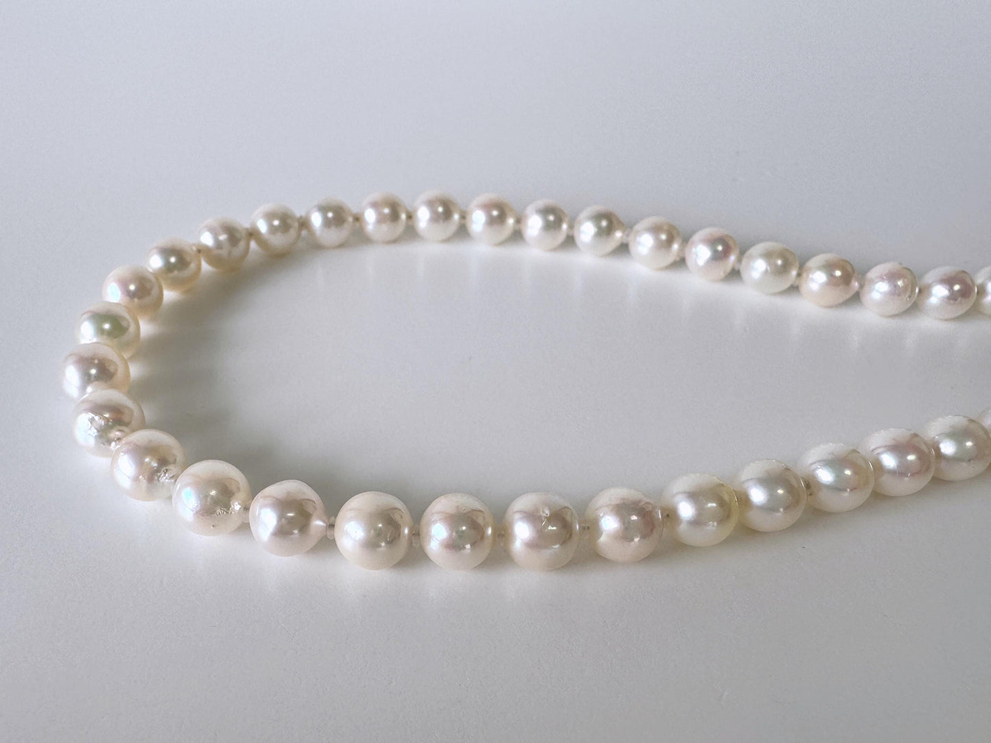 Japanese Akoya Cultured Pearl Necklace: 7-7.5mm White Near Round Beads, Silver Clasp | Saltwater Pearls, 45cm Strand