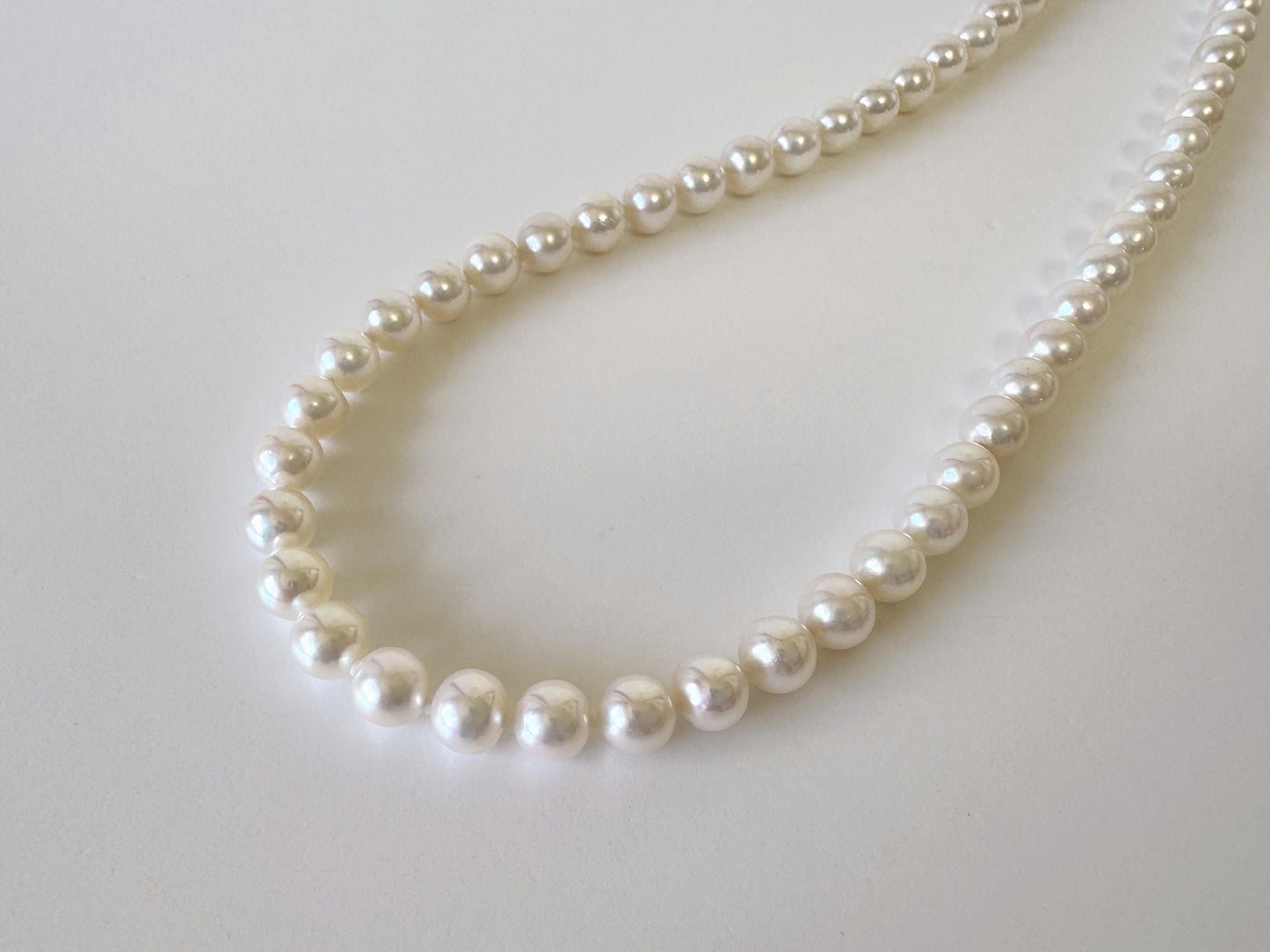 Japanese Akoya Cultured Pearl Necklace: 7-7.5mm White Near Round Beads, Silver Clasp | Saltwater Pearls, 46cm Strand
