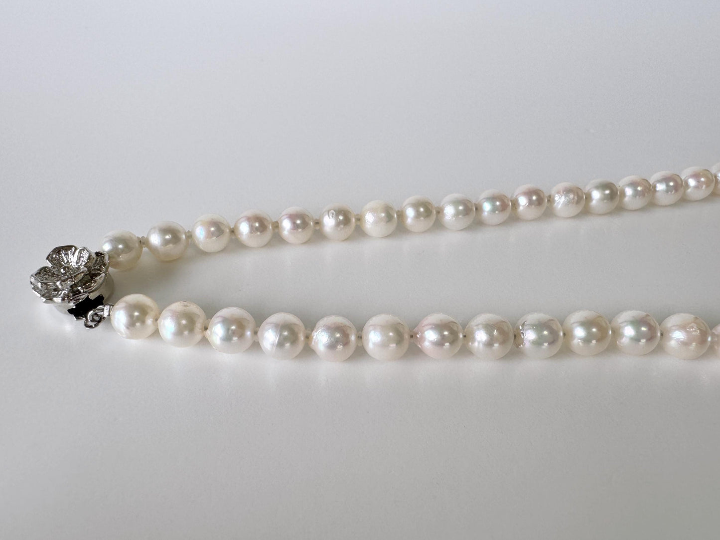 Japanese Akoya Cultured Pearl Necklace: 7-7.5mm White Near Round Beads, Silver Clasp | Saltwater Pearls, 45cm Strand