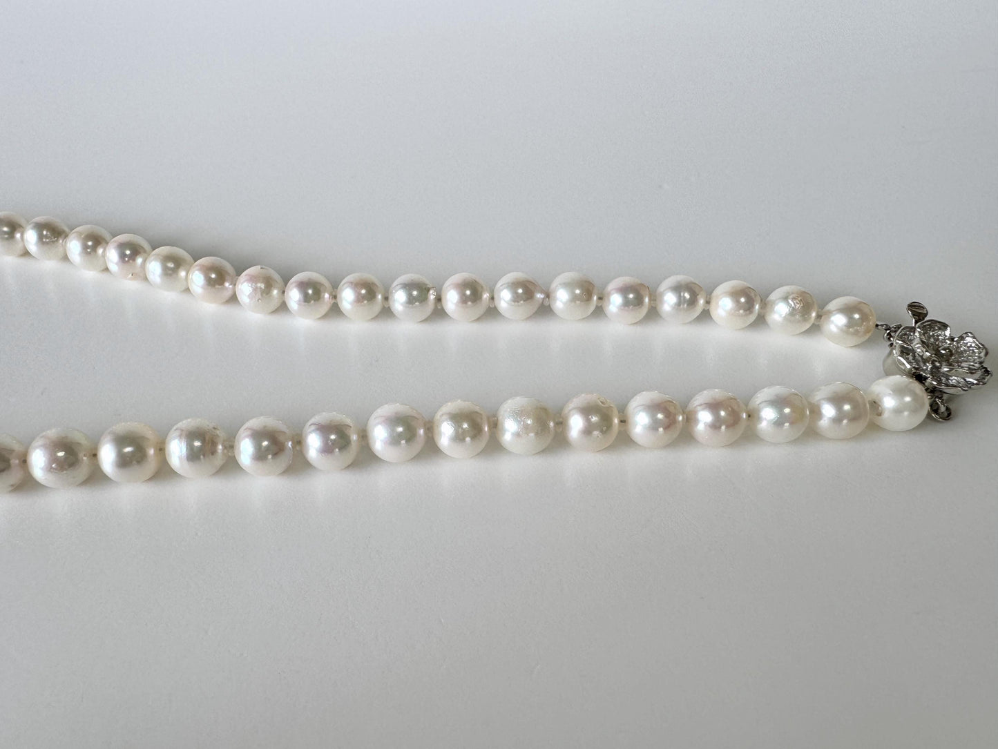 Japanese Akoya Cultured Pearl Necklace: 7-7.5mm White Near Round Beads, Silver Clasp | Saltwater Pearls, 45cm Strand