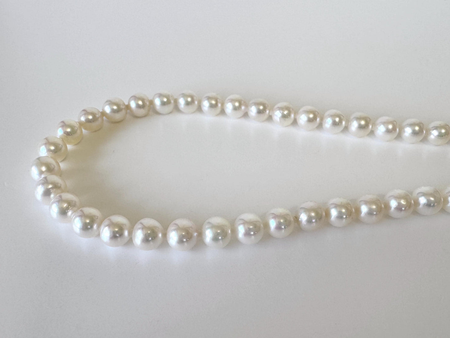 Japanese Akoya Cultured Pearl Necklace: 7-7.5mm White Near Round Beads, Silver Clasp | Saltwater Pearls, 46cm Strand