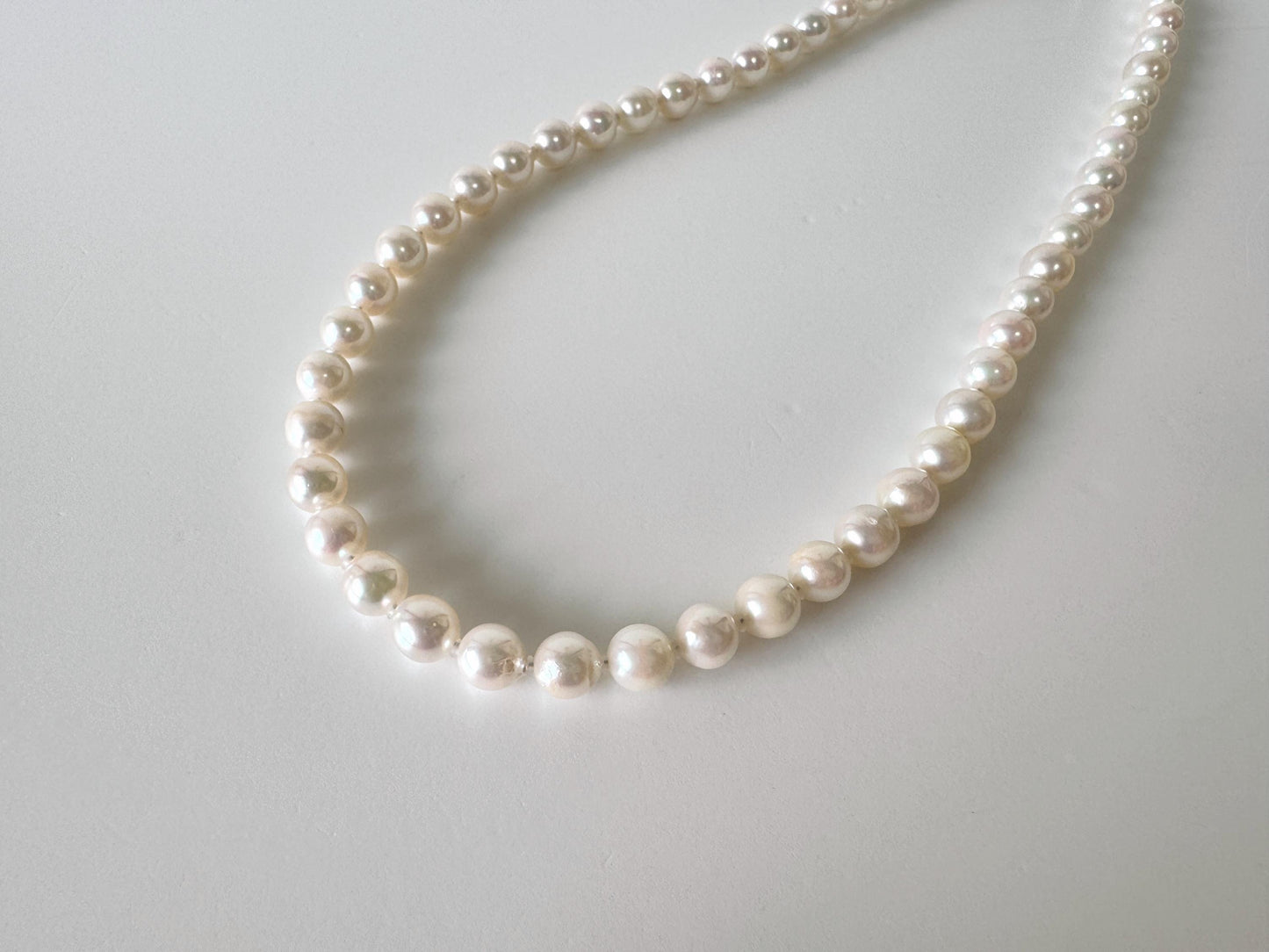 Japanese Akoya Cultured Pearl Necklace: 7-7.5mm White Near Round Beads, Silver Clasp | Saltwater Pearls, 45cm Strand