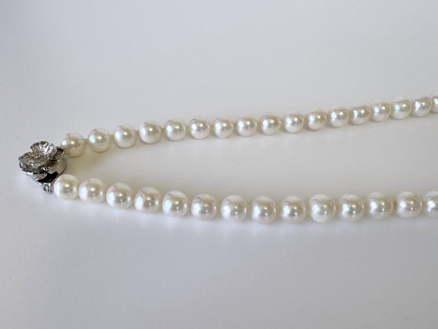 Japanese Akoya Cultured Pearl Necklace: 7-7.5mm White Near Round Beads, Silver Clasp | Saltwater Pearls, 46cm Strand