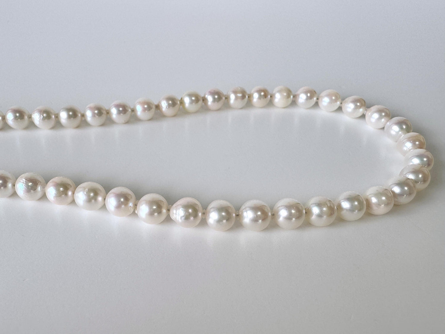 Japanese Akoya Cultured Pearl Necklace: 7-7.5mm White Near Round Beads, Silver Clasp | Saltwater Pearls, 45cm Strand