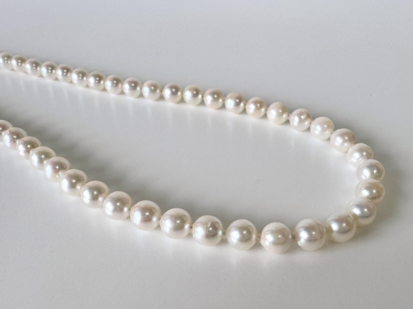 Japanese Akoya Cultured Pearl Necklace: 7-7.5mm White Near Round Beads, Silver Clasp | Saltwater Pearls, 45cm Strand